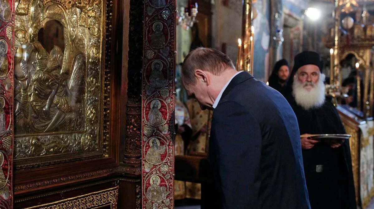 Куколь патриарха кирилла. Священник в алтаре. Батюшка благословляет. Поп молиться. Отец андрей ткачев.