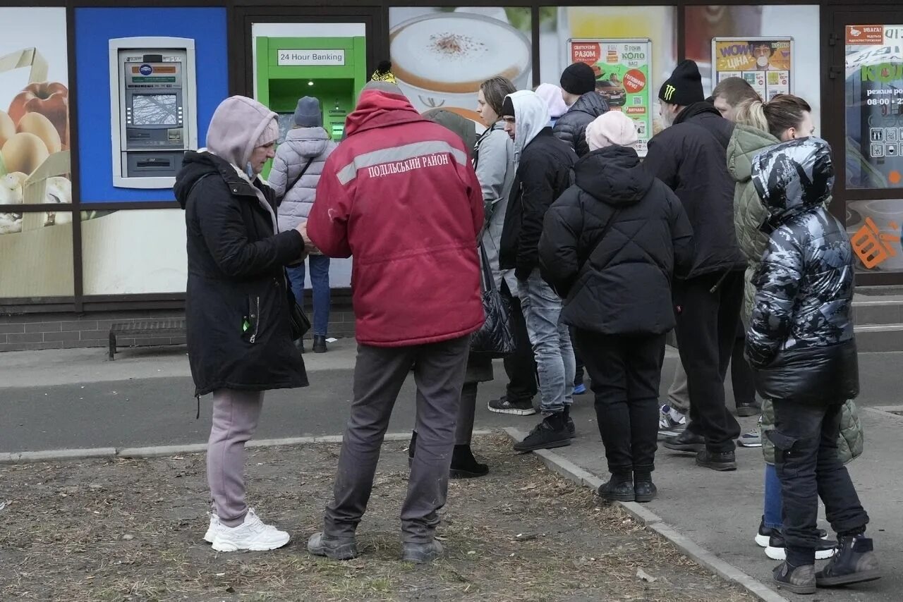 Новости тв 25.02 2024. Очереди в банкоматы на Украине. Очередь. Очереди в банкоматах Киев. Очередь в Банкомат.