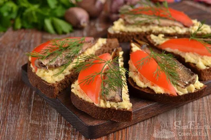 бутеры со шпротами и помидорами. тартинки со шпротами. горячие бутерброды со шпротами и сыром. бутерброды с килькой. со шпротами бутерброды со шпротами.