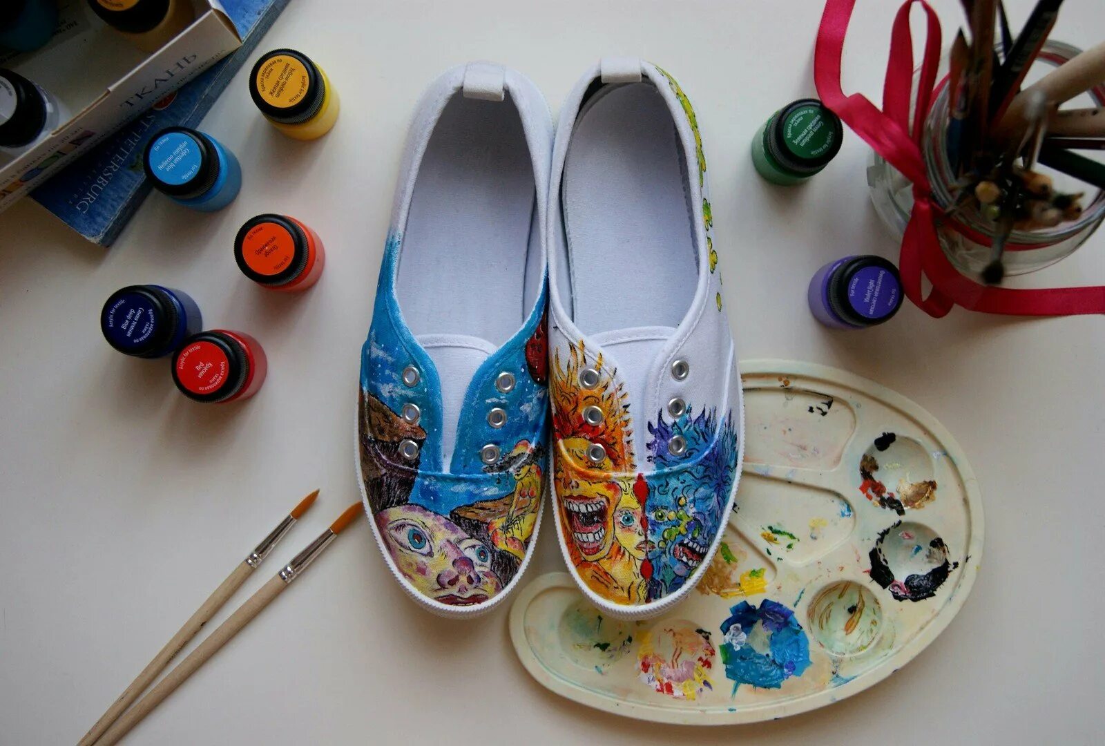 Можно ли разрисовать. Роспись обуви акриловыми красками. Роспись кед акриловыми красками. Расписные кеды. Разрисованная обувь.
