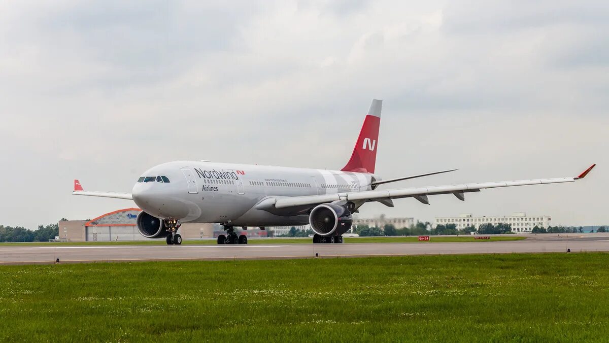 Аэробус а330 норд винд. Аэробус а330-200 салон. Airbus a321 nordwind airlines салон. Аэробус 330. Аэробус а330-200 норд винд.