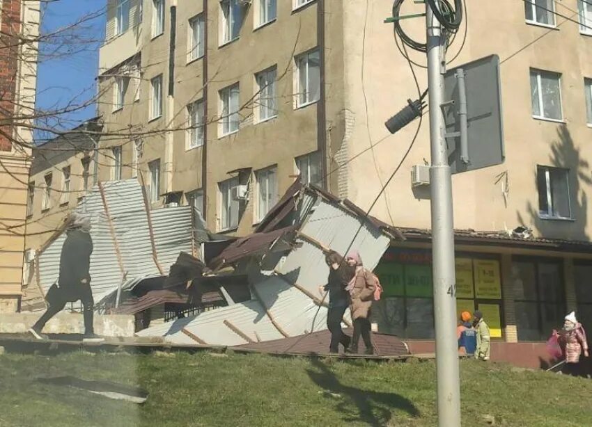Пятиэтажки. Сильный ветер в Ставрополе. Крыша пятиэтажки. Ветер в Ставропольском крае.