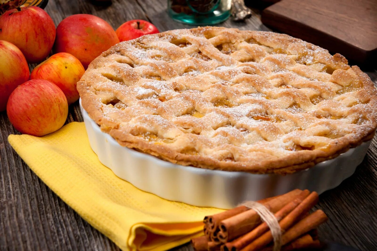 Рецепт самого вкусного пирога. Шарлотка американский пирог. Американский яблочный пирог. Пирог с яблоком и корицей. Классический американский яблочный пирог.