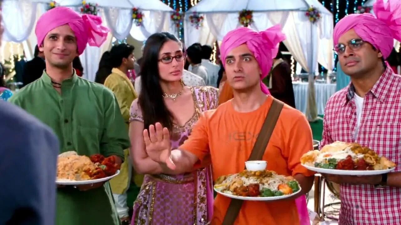 Amir lives with uncles aunties and other. 3 idiots. aamir khan и его жена. 3 idiots poster.