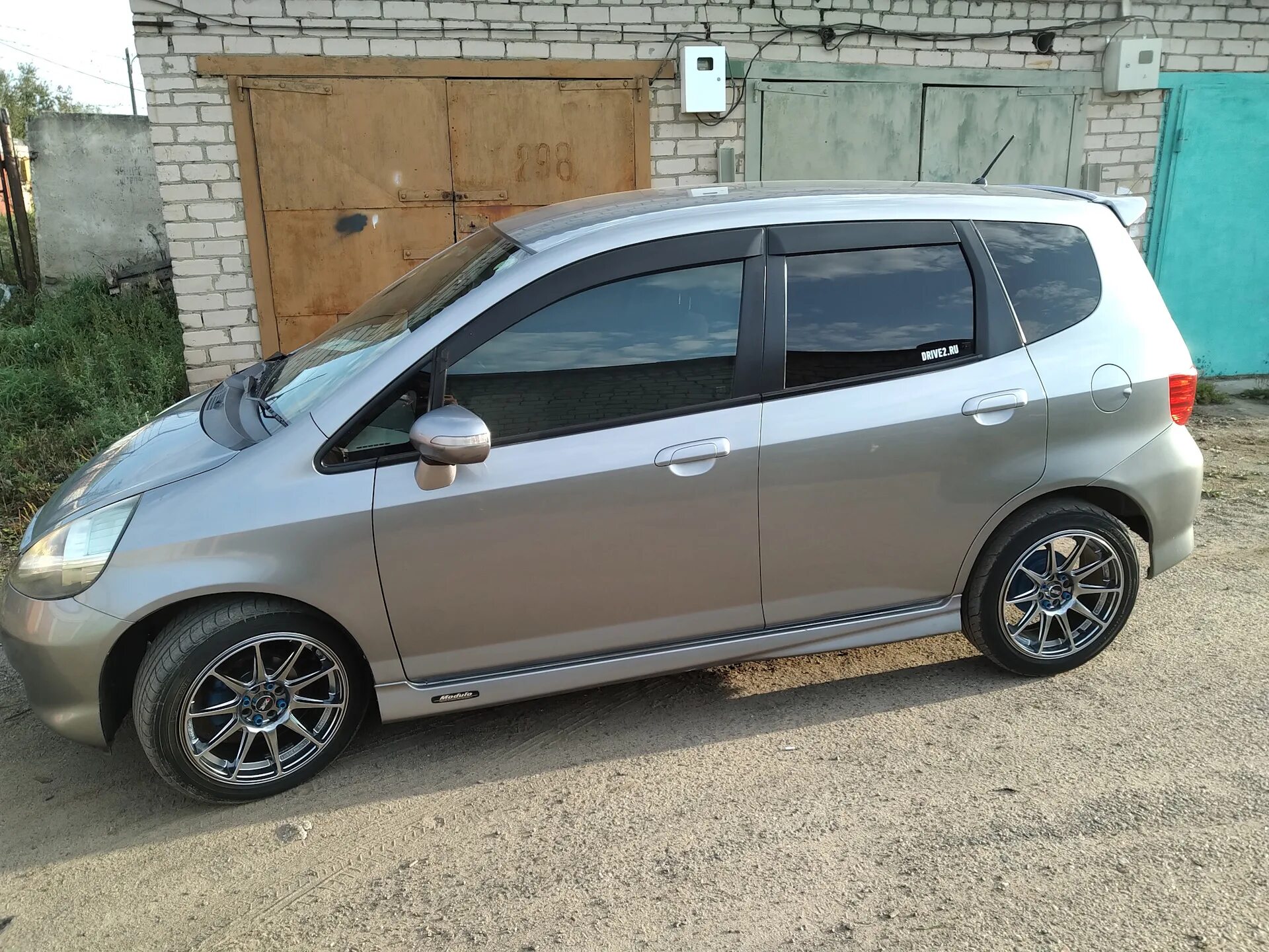Honda fit gd r16. Honda fit gd r16. Хонда фит на 17 литье. Хонда фит диски на 15. Литье на honda fit.