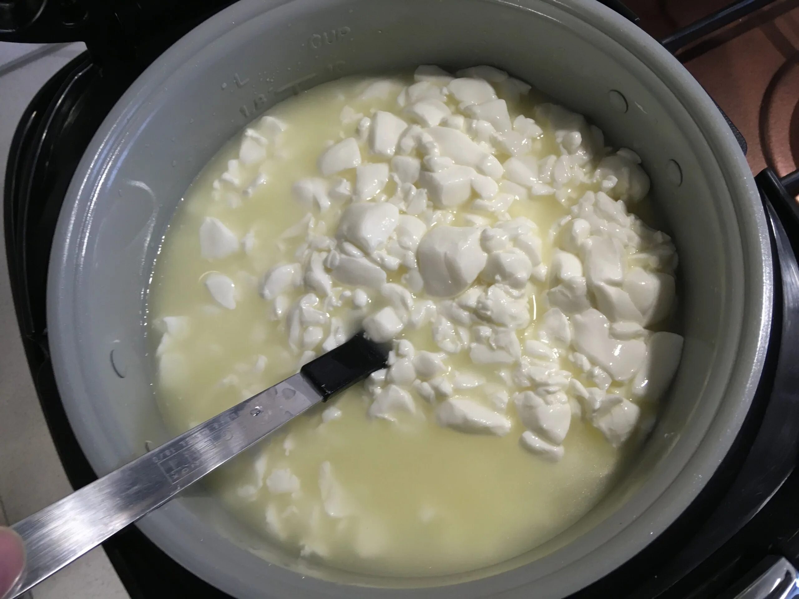 Приготовление сыра. Домашний сыр приготовление. Домашний варёный творог. Домашний сыр из молока. Как приготовить сыр из сметаны и молока