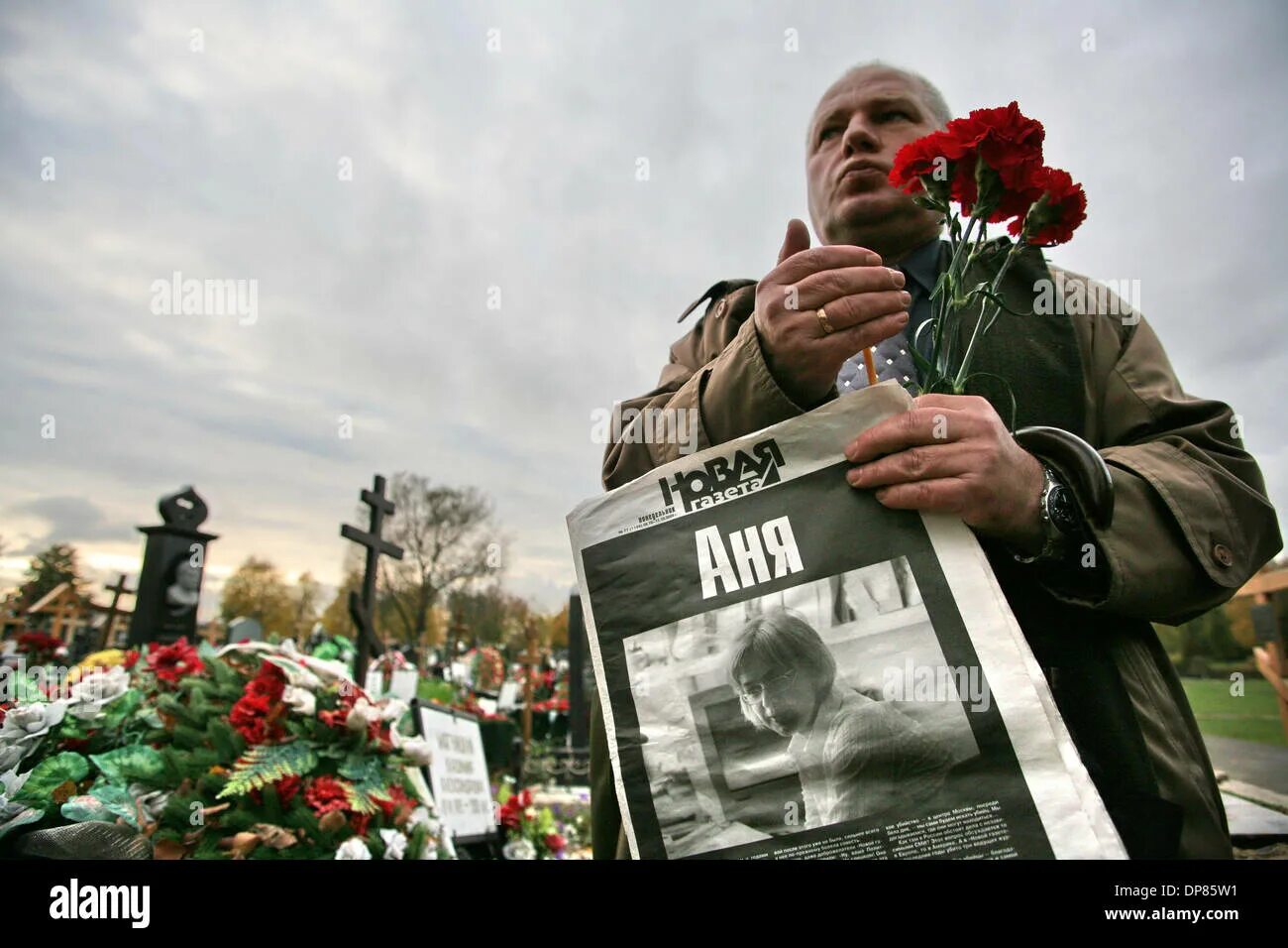 Похороны анны бауэр. Похороны Анны Политковской. Могила Политковской похороны.