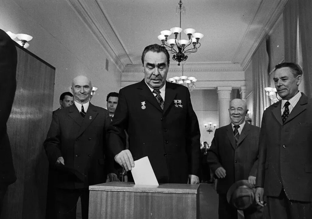 Оттепель цензура. Брежнев 1960-е. Брежнев 1951. Брежнев 1955. США В 1970 политика.