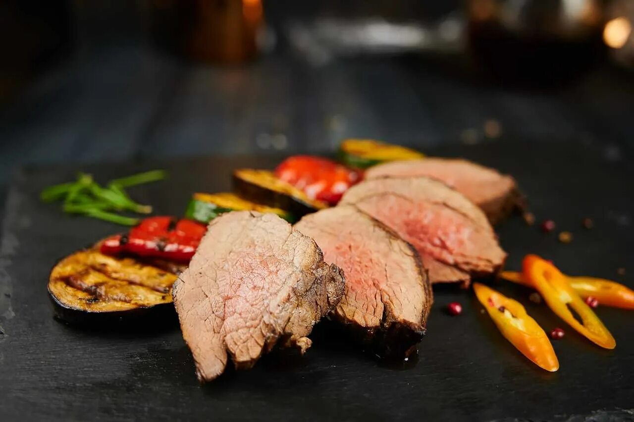 Говядина су вид с овощами гриль. Ростбиф с овощами гриль. Мясо с овощами. Ростбиф с овощами. Биф салат с ростбифом.