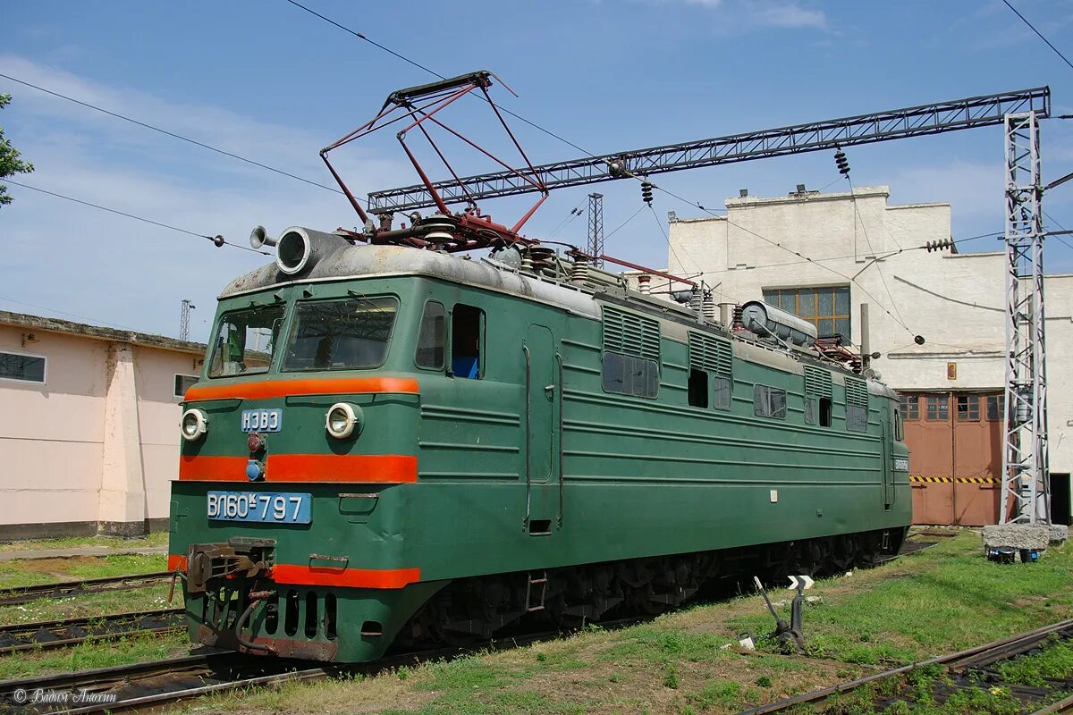 Электровоз б. Вл60 электровоз. Вл 60 и вл 80. Вл60 сбоку. Вл60 электровоз вагон.