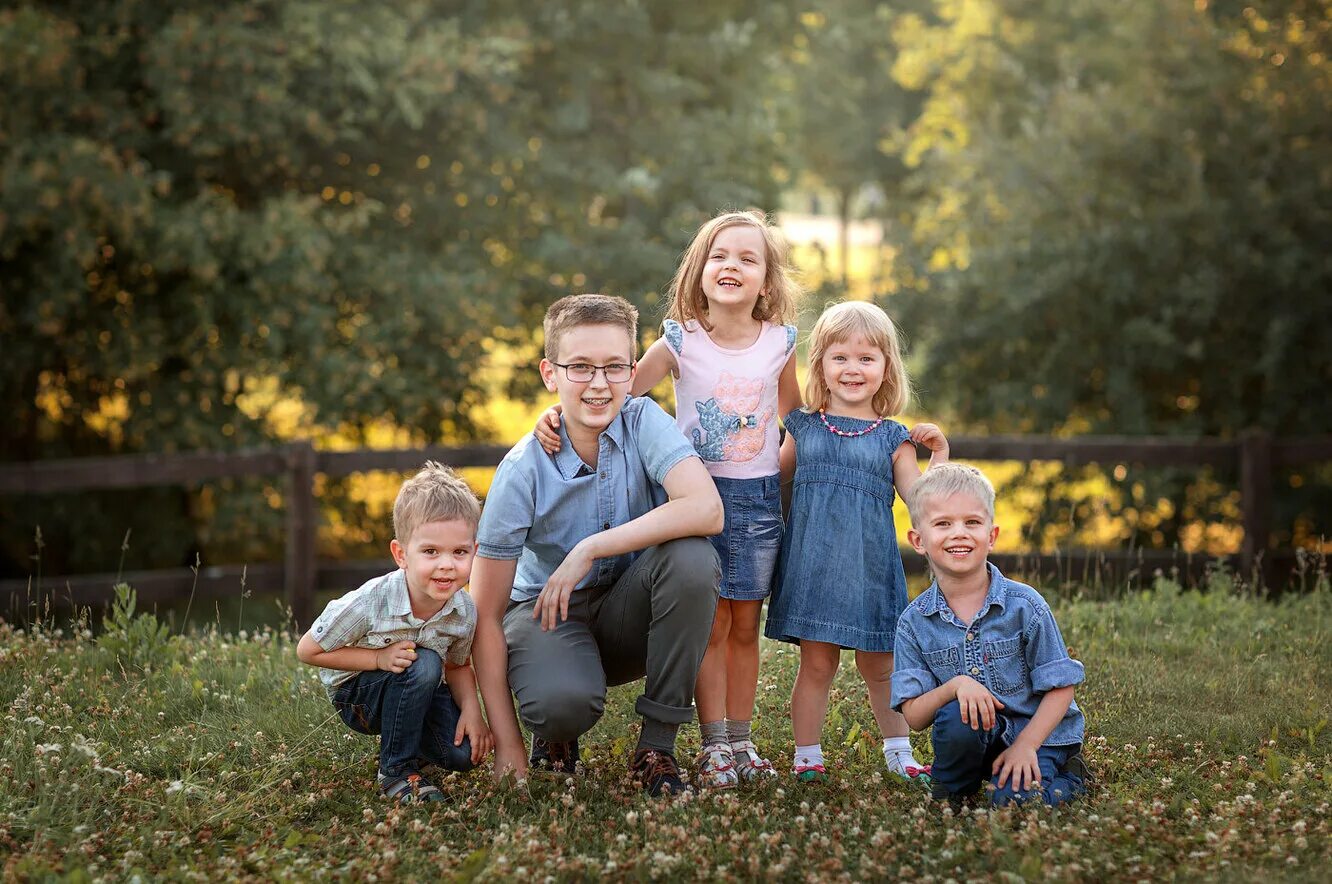 приемные дети похожи на приемных родителей. ребенок и усыновитель. многодетные малоимущие семьи. семья с усыновленными детьми. многодетная мать.