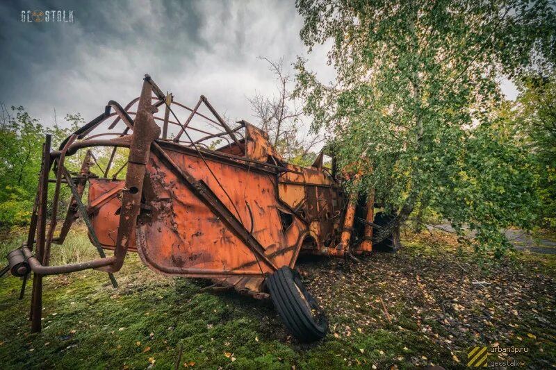 Село тракторное. Копачи Чернобыль. Заброшенные машинотракторные мастерские в Смоленской области. Трактор Чернобыль. Заброшенная сельхозтехника.