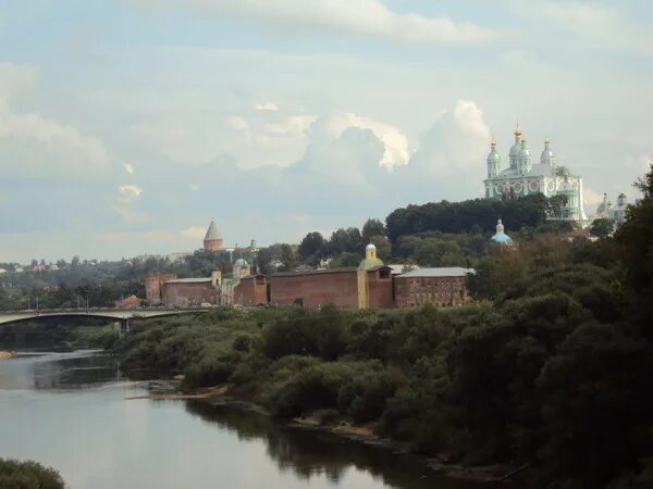 Холмы смоленска. Смоленская крепостная стена. Смоленск храм осень. Песня о смоленске все холмы. Смоленск на 7 холмах.