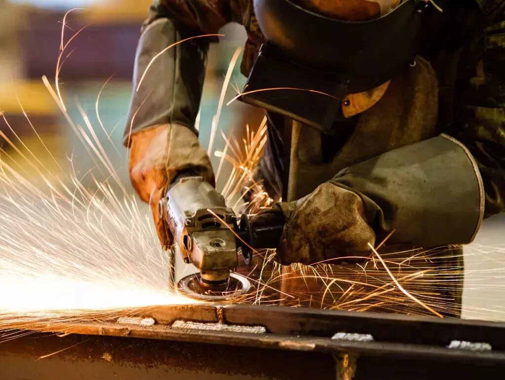 Ручная плазменная резка cut100l201. Плазмотрон для плазменной резки psb121. Резка металла. Плазмотрон hb2000. Резка металла механизированным инструментом с образованием искр.