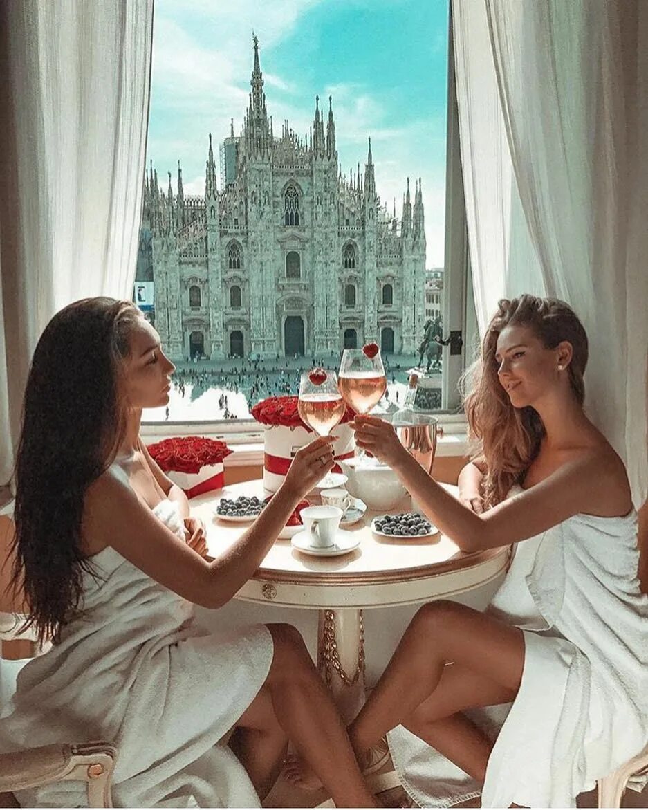 мужчина c двумя женщинами. сплетница сестра жена. мужчина и две женщины в кровати. две женщины живут вместе. две женщины один мужчина.