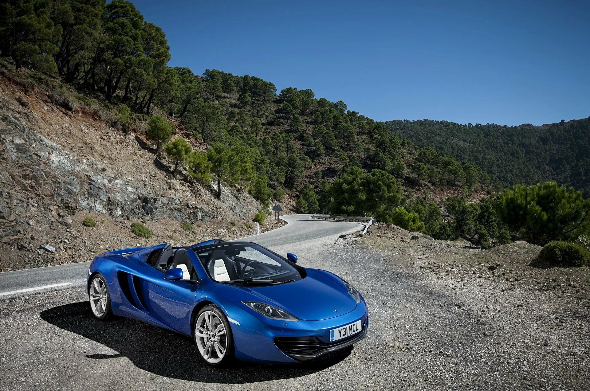 Маленькая синяя машина. MCLAREN mp4-12c кабриолет. MCLAREN mp4-12c Blue. Макларен Спайдер голубой. Макларен синий кабриолет.