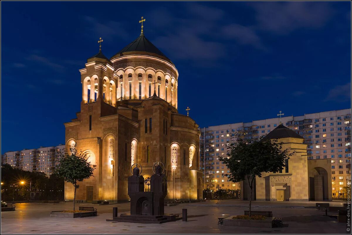 Можно ли в армянскую церковь. Кафедральный армянский храм в Москве. Армянская Апостольская Церковь в Москве. Армянская Апостольская Церковь Олимпийский проспект.