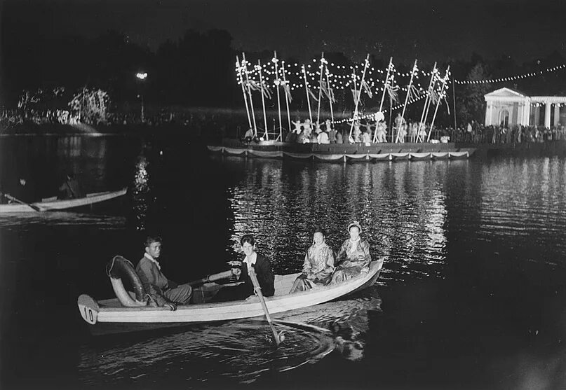 Москва в дни молодежи и студентов 1957г. Парк Горького в СССР фестиваль молодежи 1957. Песня 6 всемирного фестиваля молодежи