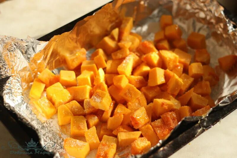 блюда с тыквой гарнир. тыква запечённая в духовке кусочками. тыква запечённая в духовке кусочками. тыква приготовленная кусочками. запеченные ломтики тыквы.