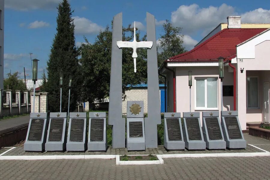 Город дрогичин. Брестская обл Дрогичин памятник погибшим воинам в сквере. Дрогичин Беларусь. Достопримечательности Драгичина. Дрогичин парк.