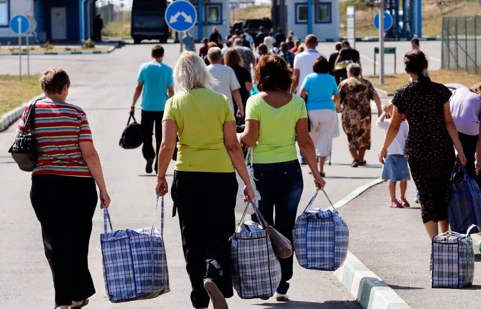 Проблема вынужденных переселенцев. Вынужденный переселенец. Беженцы и вынужденные переселенцы. Беженцы с Украины в Россию 2014. Мигранты беженцы вынужденные переселенцы.