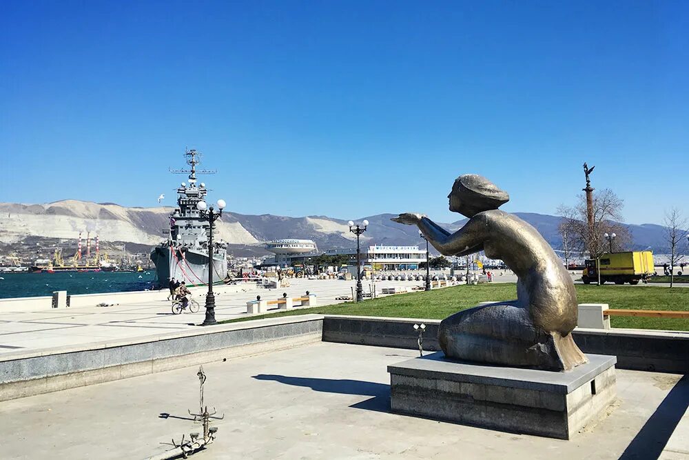 Памятник дарующая воду в Новороссийске. Новороссийск достопримечательности. Новороссийск город в Краснодарском крае памятник дарующая воду. Памятник дарующая воду и крейсер Новороссийск. Новороссийск достопримечательности и развлечения