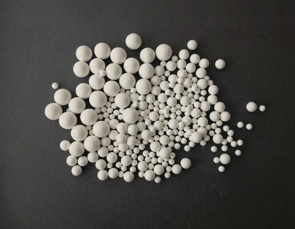 Как выглядит глинозем. Металл в поле. Керамические шарики для катализаторов. Драгоценный глинозем 6. Глинозем порошок.