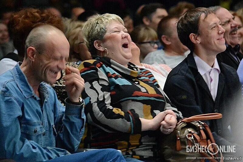 Зрители в театре. Ржут в зале. Зрители в зале смеются. Публика смеется. Смех зрителей.