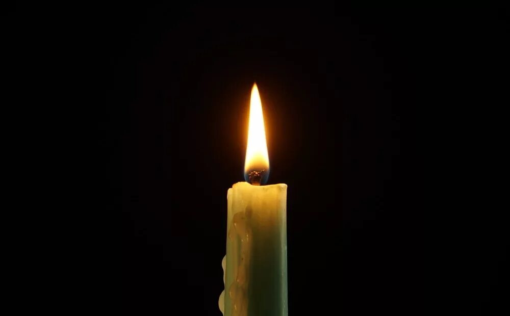 Свеча на черном фоне. Свеча на темном фоне. Горящая свеча. Горящая свеча на черном. Черная свеча памяти