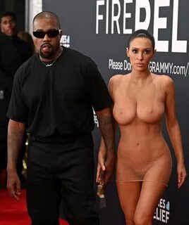 Kanye West y su mujer, Bianca Censori, en la alfombra roja de los Grammy. 