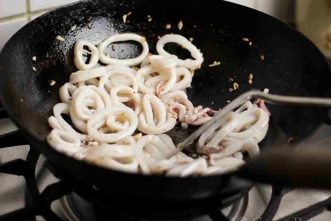 Кальмар рецепт на сковороде простой. Жареный кальмар. Приготовление кальмара. Жареные кальмары на сковороде. Кальмар приготовленный.