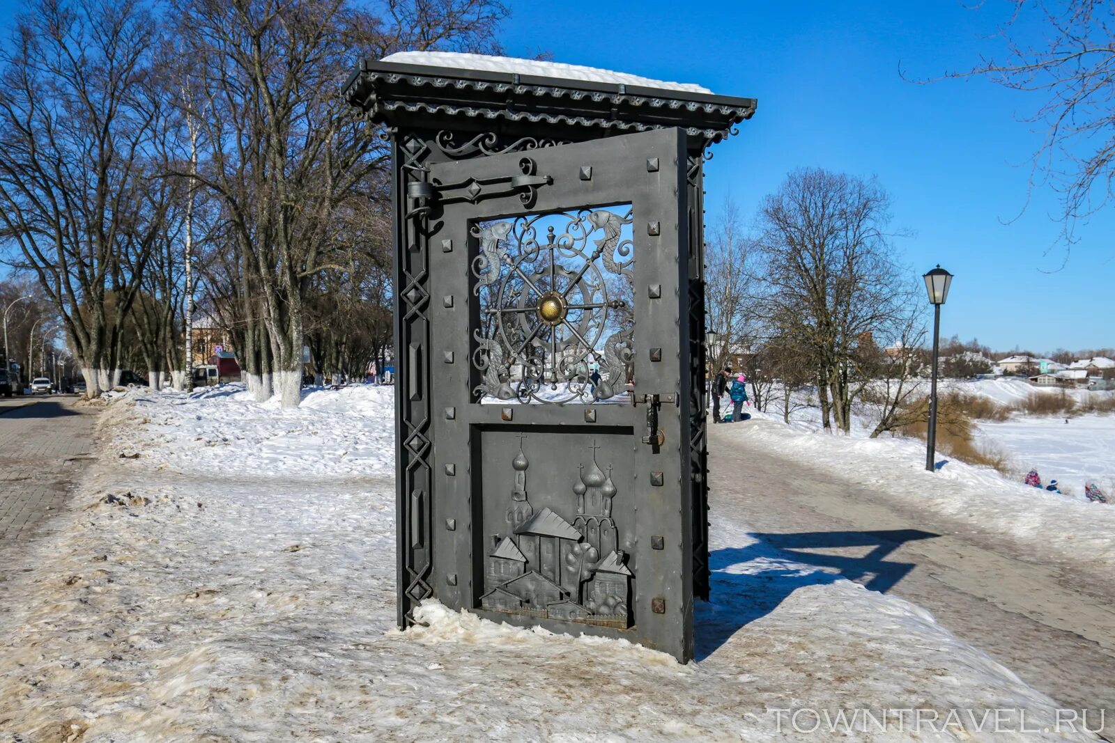 Открыть дверь вологда. Кремлевская набережная Вологда. Арт-объект открытая дверь Вологда. Арт-монумент Вологда. Арт объект дверь в в Вологде.