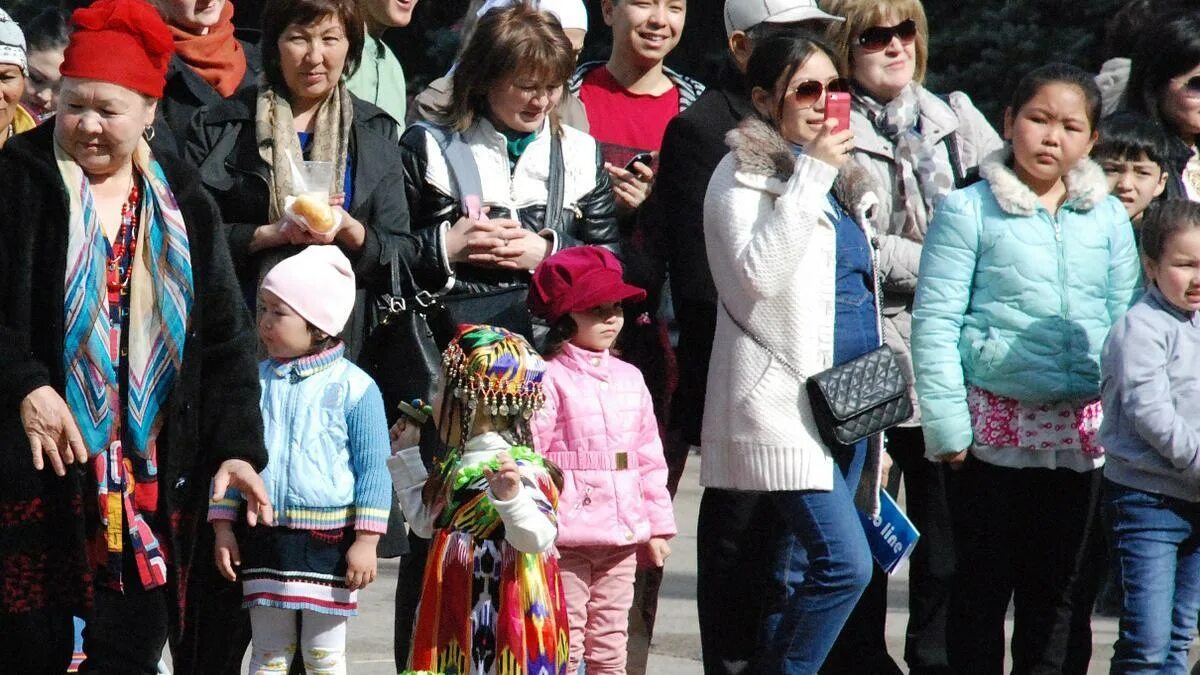 Почему отменяют мероприятия сегодня. Население Казахстана фото людей. Население Казахстана фото женщины.