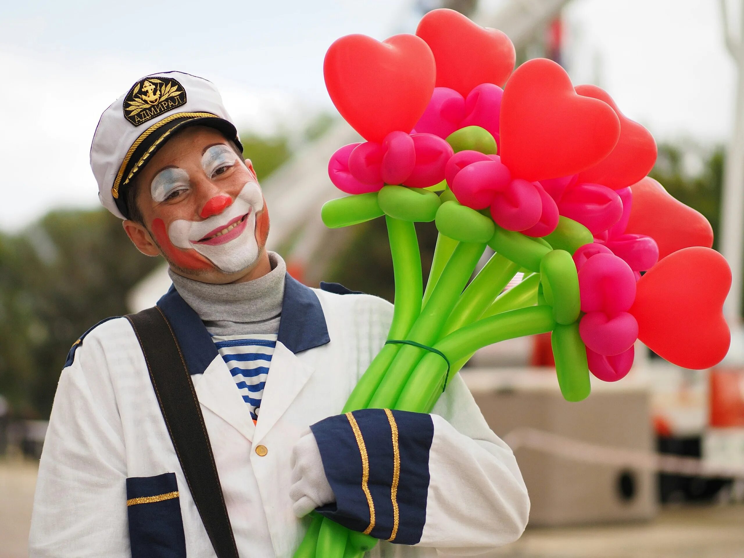 Клоун 1488. Стильный клоун. Клоун с букетом. Клоун с воздушными шариками. Клоун с цветами.