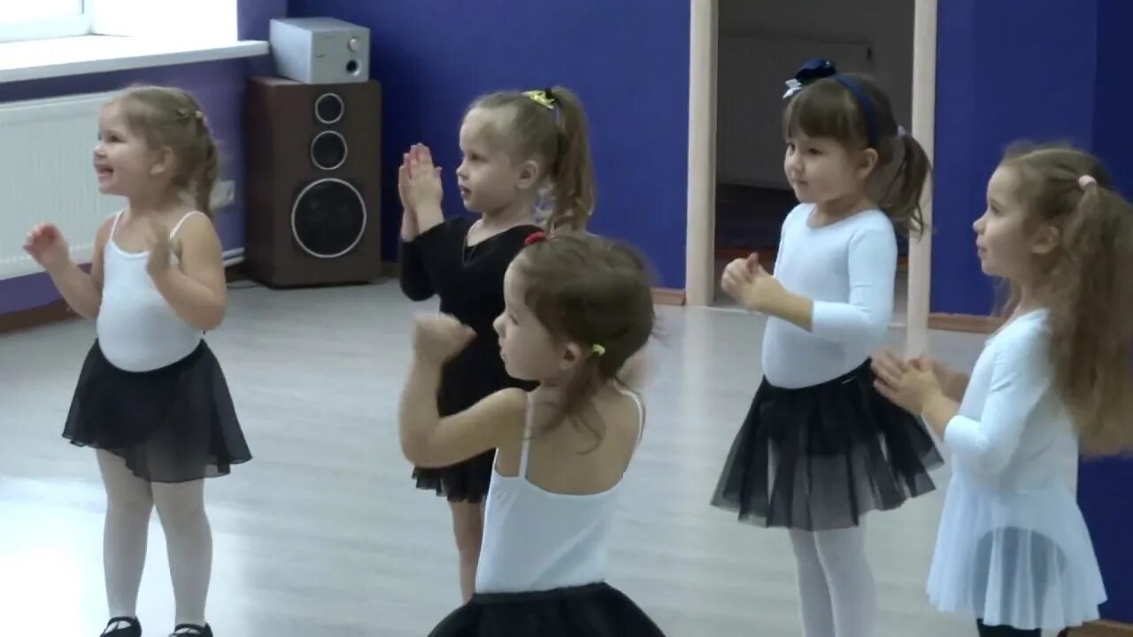 Танцы для детей 3 лет. Чувство ритма у детей. Танцевальная студия фортуна тверь. Танцы для детей 5 лет. Танцы в яслях.