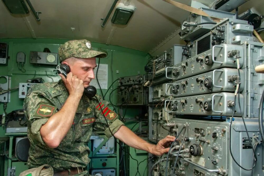 Связисты картинки. Р409 радиостанция. Р-409 радиорелейная станция. Войска связи вс РФ. Радиостанция р-145бм.
