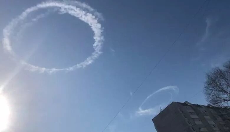 Белые круги на небе. Круги на небе. круги в небе от самолета. кольца в небе. облачные круги на небе.