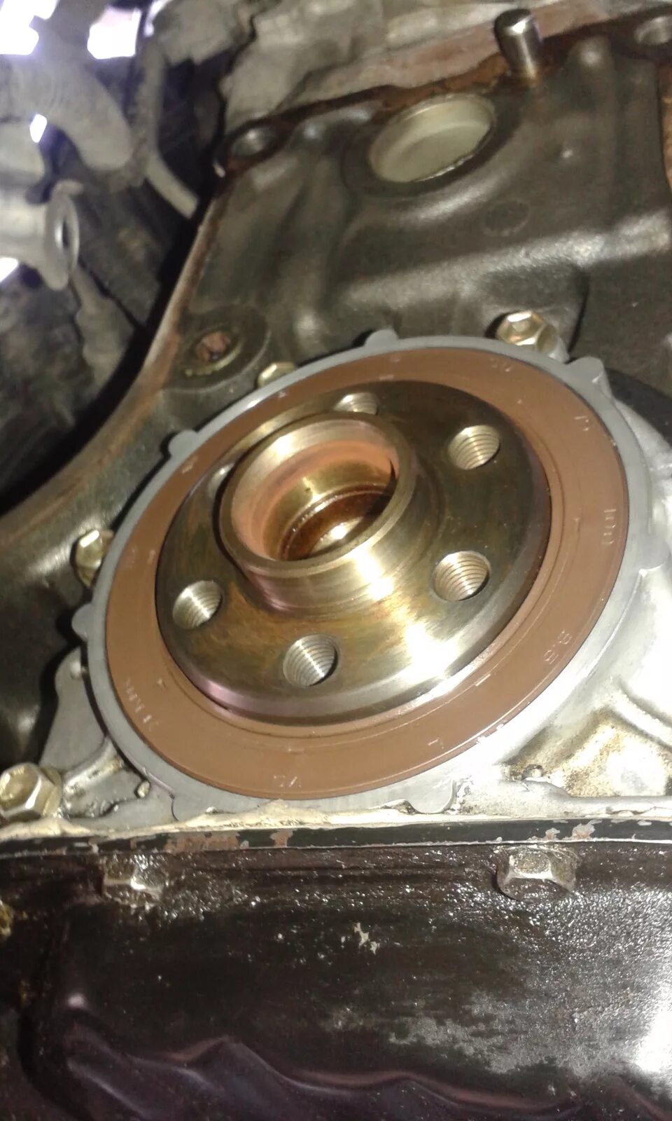 Задний сальник коленвала n55. Коренной сальник двигателя honda integra. Замена переднего коренного сальника. Сальник коленвала ваз 2106 передний. Сальник коленвала мазда б 2500.