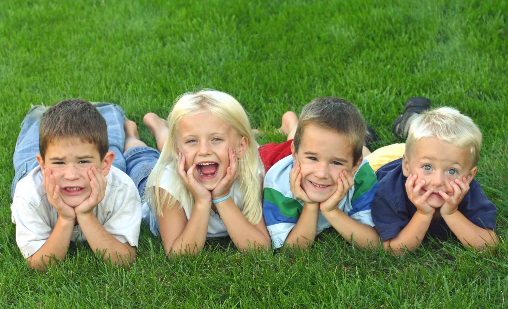 Дети смеются праздник. Дети в разноцветной одежде. Двойняшки мальчики. Счастливые дети в детском саду. Много детей.