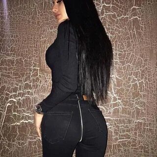 Красивый зад брюнетки