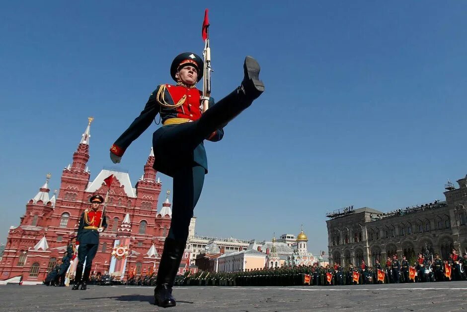 Знамя парада победы. Вынос Знамени Победы на красной площади. Парад знамен. Знамя Победы на параде Победы. Парад Победы вынос Знамени.