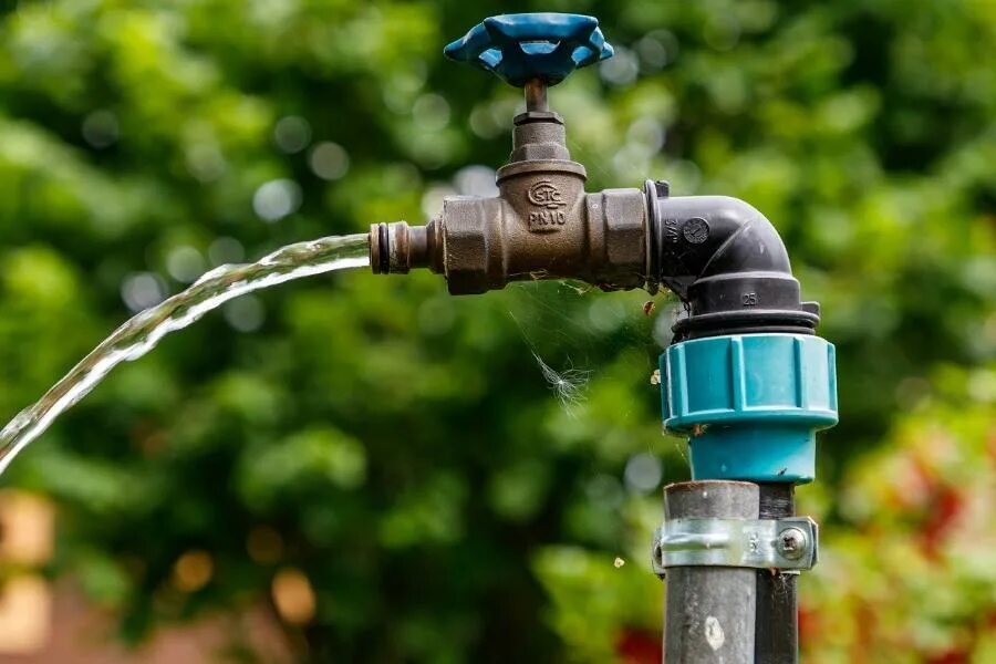Труба пнд 32 мм для прокладки в траншее. Водопровод в частном доме. Водопровод для полива на даче. Вода в дом из колодца на даче. Гидроизоляция швов колодца.