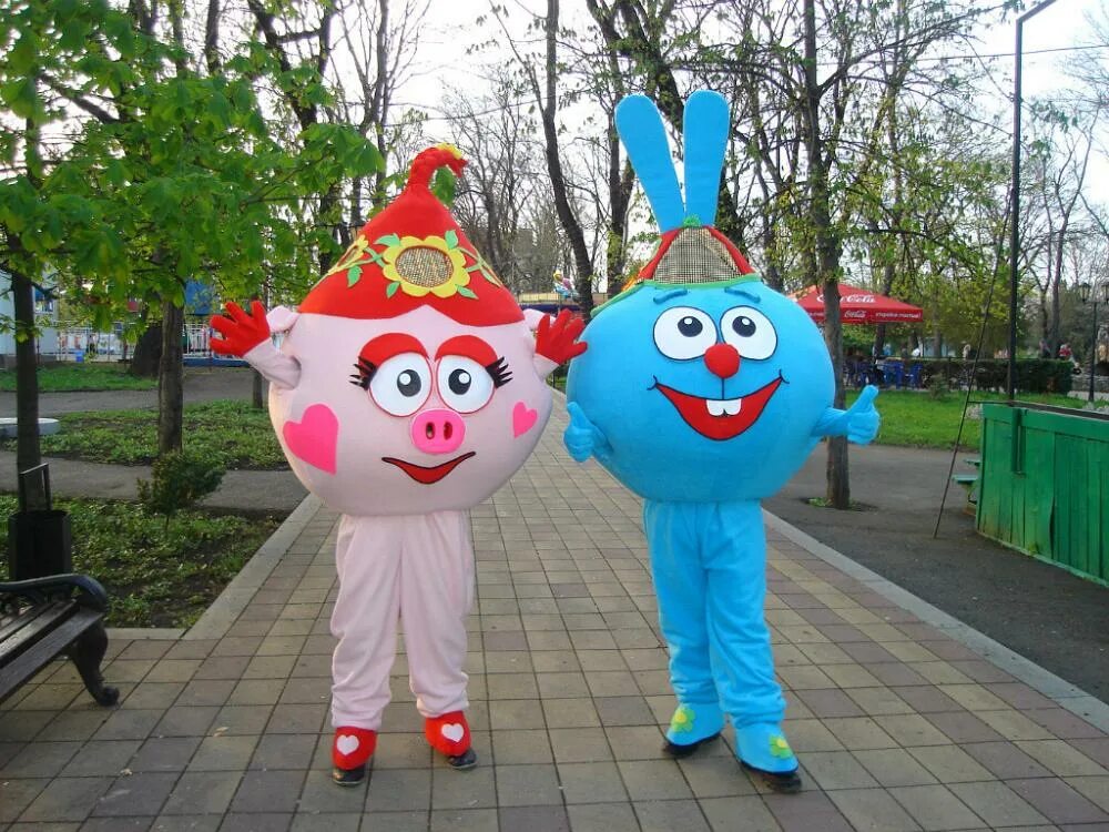 Костюм смешарик крошик. Смешарики в новогодних костюмах. Ростовая кукла крош из смешариков. Костюм смешариков. Крош и нюша.