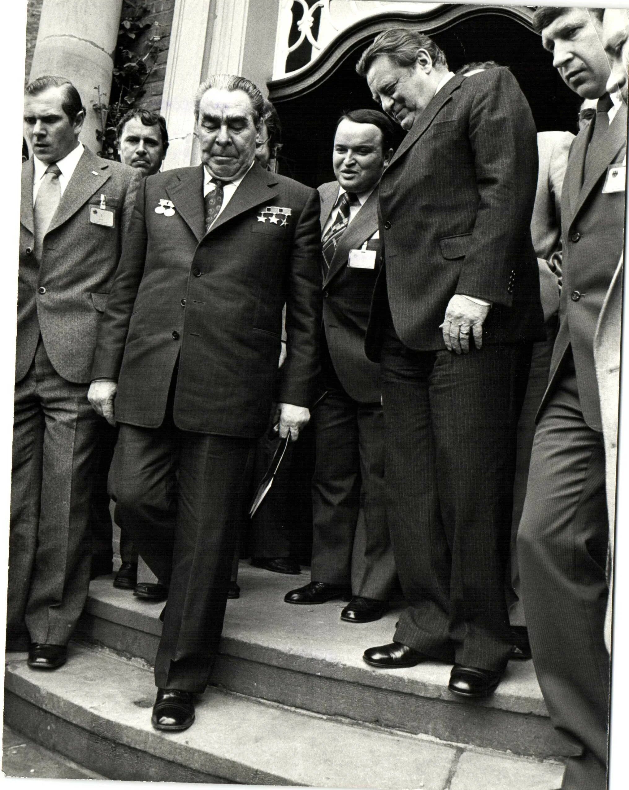 Брежнев в магазине. Брежнев в шубе. Брежнев 1980. Брежнев на заводе пепси. Брежнев 1965.