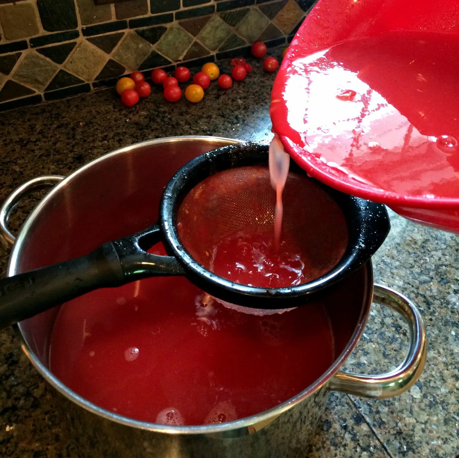 Томатная сок в домашних условиях на зиму. Приготовление томатного сока. Томатный сок на зиму. Томатный сок через сито. Томатный сок домашний.