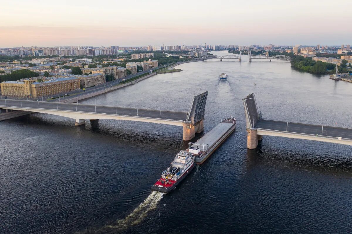Теплоход санкт петербург разводные мосты. Мосты которые открываются. Метро адмиралтейская мост разводной. Мосты которые открываются. Дворцовый мост и петропавловская крепость.
