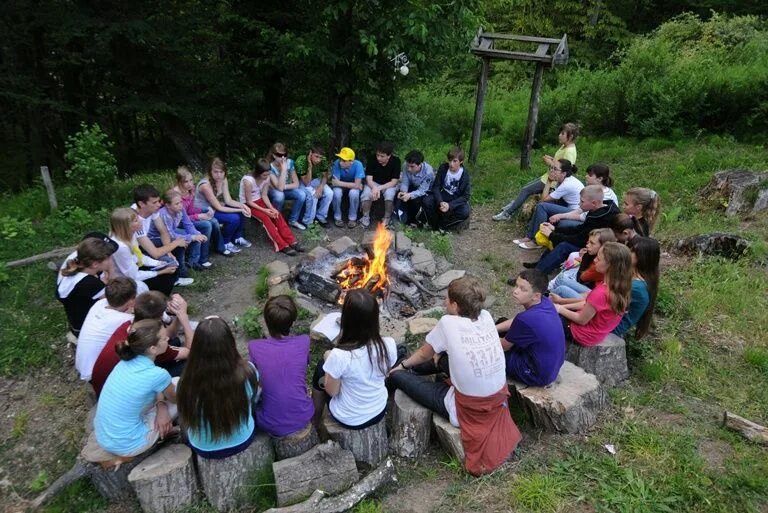 Лагерь дневного пребывания "kids summer camp 2022" новосибирск. Детский городской лагерь. Дети в лагере. Беседа в летнем лагере. Беседа в летнем лагере.