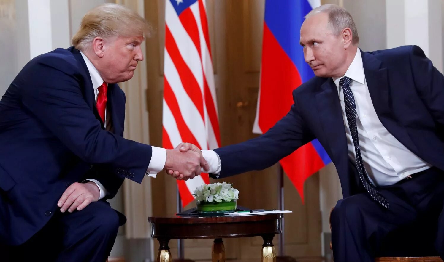 Со своими союзниками. Владимир Путин и Дональд Трамп рукопожатие. Путин Байден Трамп. Путин Трамп,Путин и Байден. Дипломатические переговоры.