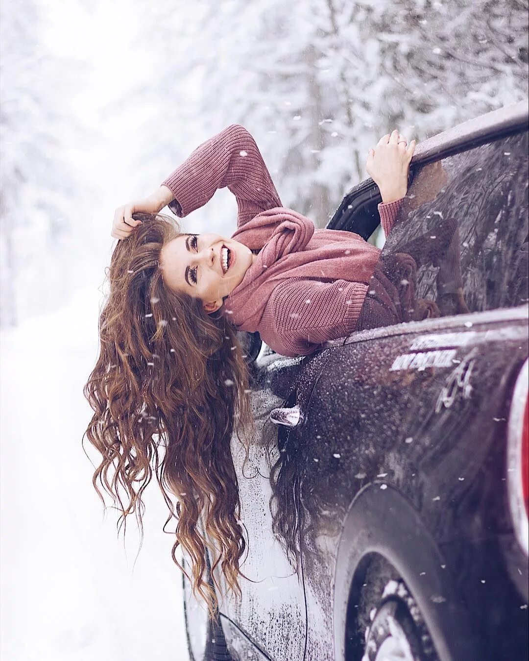 Как сфоткать снег. Фотосессия зимой. зимние фотосессии девушек. зимняя фотосессия на улице. девушка в снегу.
