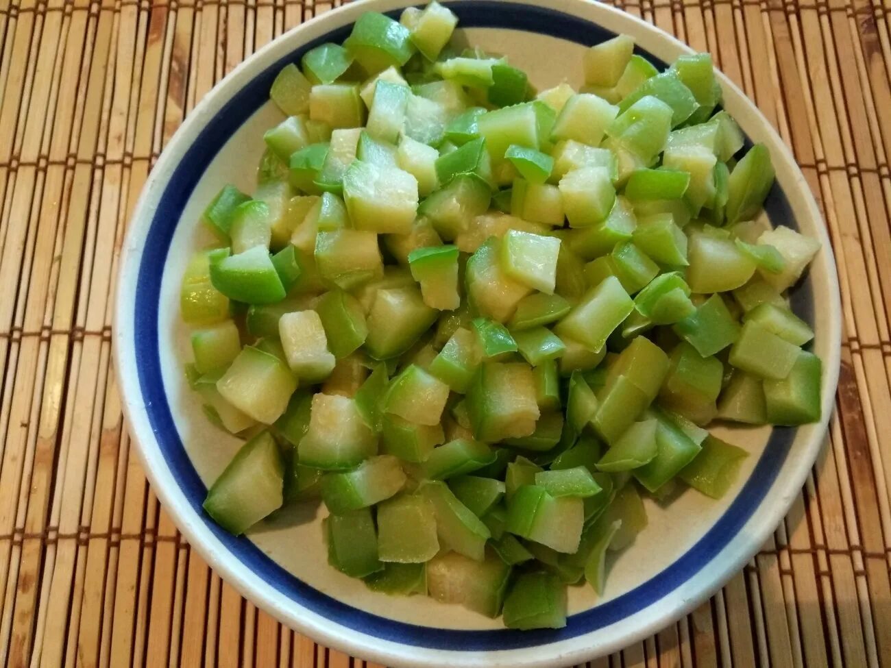 Кабачки порезать. Порезать цукини кубиками. кабачок нарезанный. кабачки порезать кубиками. порезанные кубиками кобачкикабачки.